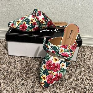 NIB floral sandals with bow on top